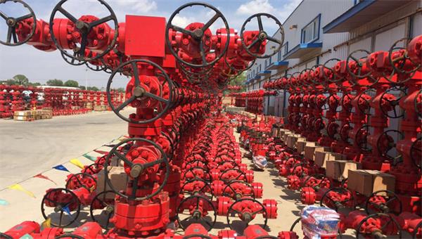 X-mas Tree, an_important_wellhead_device_in_oilfield_01.jpg